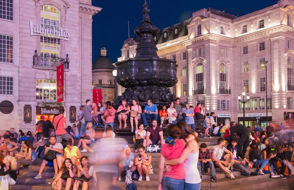 LONDRES, Reino Unido - 22 de agosto de 2014: Piccadilly Circus à noite. Lugar famoso para encontros românticos. Praça foi construída em 1819 para se juntar à Regent Street — Fotografia de Stock