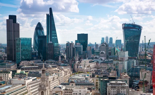 London, Verenigd Koninkrijk - 9 augustus 2014. Londense panorama uitzicht vanaf St. Paul kathedraal. — Stockfoto