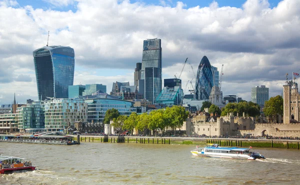 London, Verenigd Koninkrijk - 16 augustus 2014: City of London uitzicht vanaf de rivier de Theems. Moderne Londen architectuur — Stockfoto