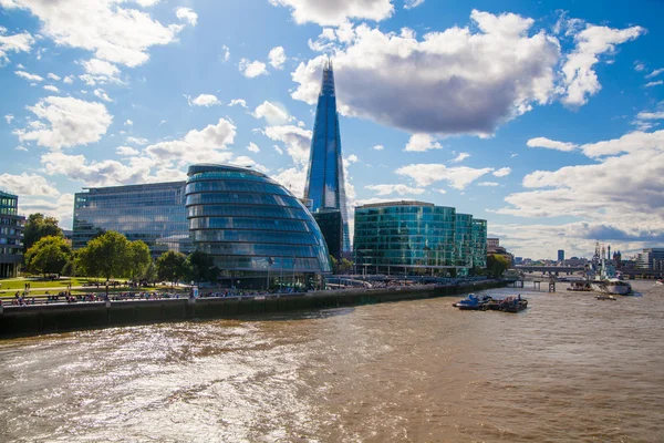 LONDON, UK - AUGUST 16, 2014: Shard of glass on river Thames. Modern London architecture — Stock Photo, Image
