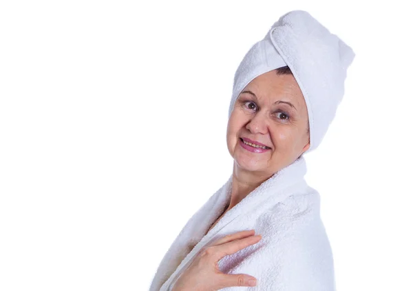 Концептуальный портрет. В возрасте красивая женщина с белым полотенцем на голове — стоковое фото