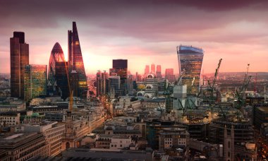 Londra şehir, iş ve bankacılık ARIA. Londra'nın panorama güneşte ayarlayın. St. Paul Katedrali görüntülemek
