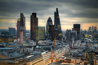 Londra şehir, iş ve bankacılık ARIA. Londra'nın panorama güneşte ayarlayın. St. Paul Katedrali görüntülemek
