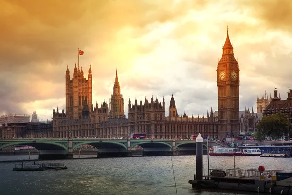 Big Ben e casas do Parlamento ao entardecer — Fotografia de Stock