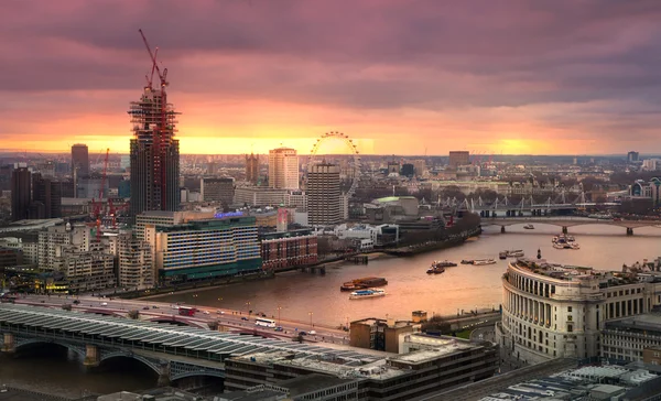 ロンドンのシティ、ビジネスおよび銀行のアリア。太陽の下でロンドンのパノラマを設定します。聖 Paul 大聖堂からの眺め — ストック写真