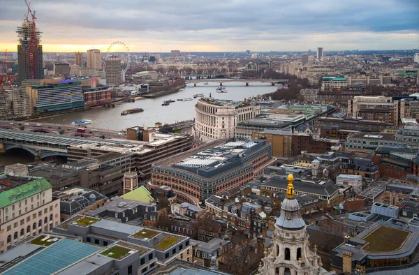 Ville de Londres, affaires et banque aria. Le panorama de Londres au coucher du soleil. Vue depuis la cathédrale Saint-Paul — Photo