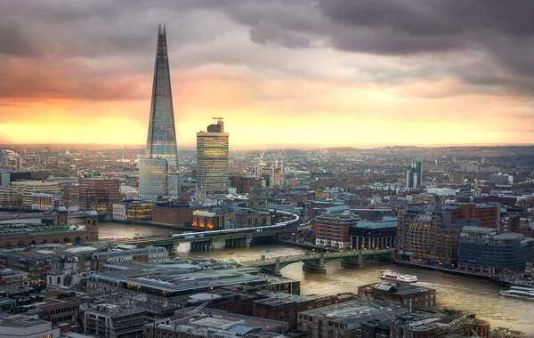City of London, business and banking aria. El panorama de Londres al atardecer. Vista desde la catedral de San Pablo — Foto de Stock
