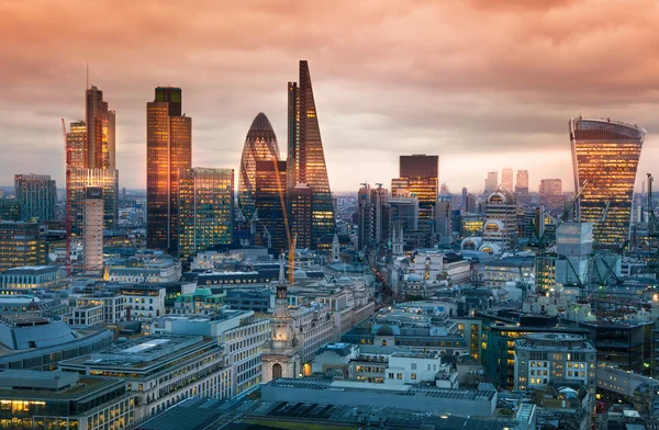 A londoni City, az üzleti és a banki aria. Londoni panoráma a naplementét. A St. Paul-katedrálisra néző — Stock Fotó