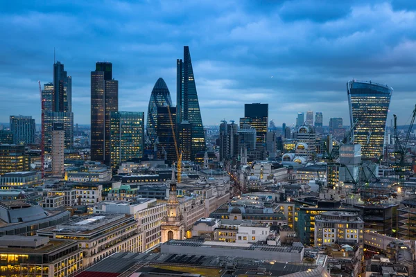 Londra şehir, iş ve bankacılık ARIA. Londra'nın panorama güneşte ayarlayın. St. Paul Katedrali görüntülemek — Stok fotoğraf