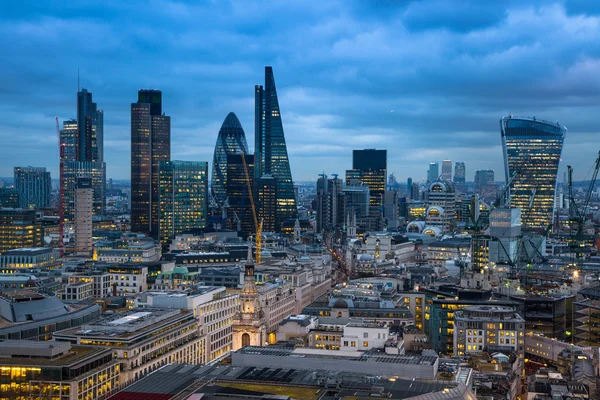 A londoni City, az üzleti és a banki aria. Londoni panoráma a naplementét. A St. Paul-katedrálisra néző — Stock Fotó