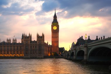 Big Ben'e ve Parlamento evlerde dusk
