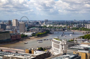 Londra, İngiltere - 9 Ağustos 2014. Londra'nın panorama görünüm St. Paul Katedrali.