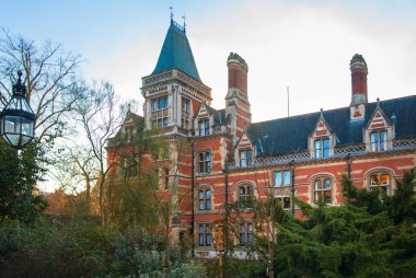 Cambridge, İngiltere - 18 Ocak 2015: Pembroke college, Cambridge Üniversitesi'nde. Kilise ile iç avlu