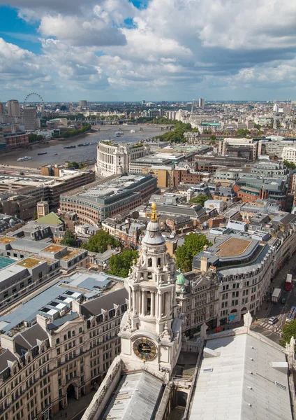 London, Verenigd Koninkrijk - 9 augustus 2014. Londense panorama uitzicht vanaf St. Paul kathedraal. — Stockfoto