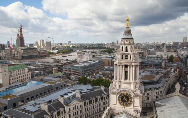 London, Velká Británie - 9 srpna 2014. Londýnské panorama pohled ze St. Paul katedrála. — Stock fotografie