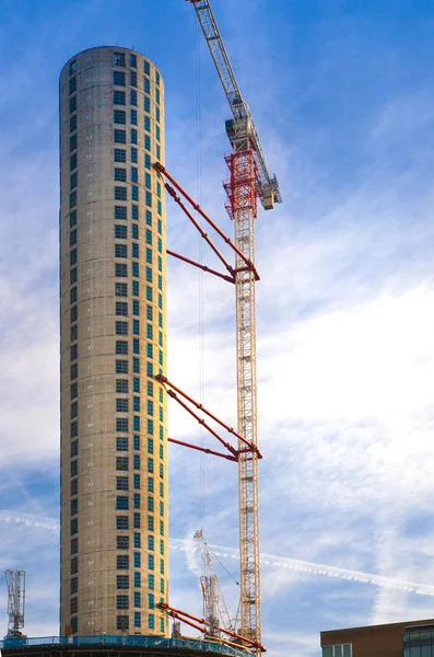 Строительная площадка на Кэнэри-Уорф. 46-этажная жилая башня станет самым высоким резидентским подразделением в Лондоне — стоковое фото