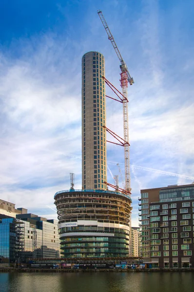 カナリー ・ ワーフの敷地に建物。46 レベル レジデンス タワーは、ロンドンで最も高い居住ユニットつもり — ストック写真