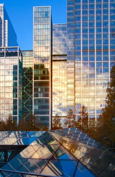 LONDRES, Reino Unido - 29 DE NOVIEMBRE DE 2014: Canary Wharf arquitectura moderna de cristal de edificios de oficinas famosos —  Fotos de Stock