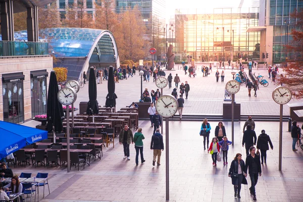 London, Verenigd Koninkrijk - 29 November 2014: Canary Wharf plein met een heleboel kantoorpersoneel — Stockfoto