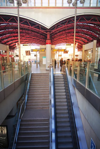 Estación internacional de tren y metro de Stratford, uno de los mayores cruces de transporte de Londres y el Reino Unido. Salón principal con mucha gente — Foto de Stock