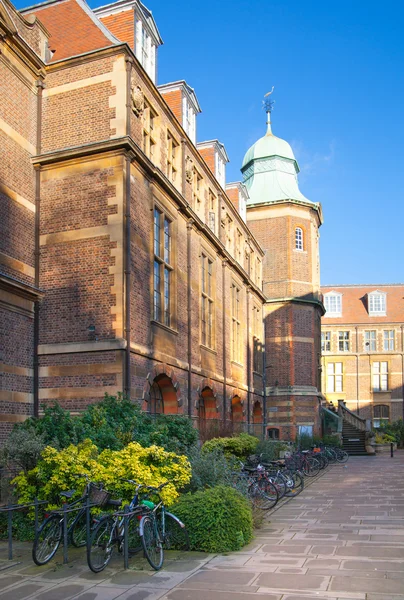 Cambridge, İngiltere - 18 Ocak 2015: Pembroke college, Cambridge Üniversitesi'nde. Kilise ile iç avlu — Stok fotoğraf