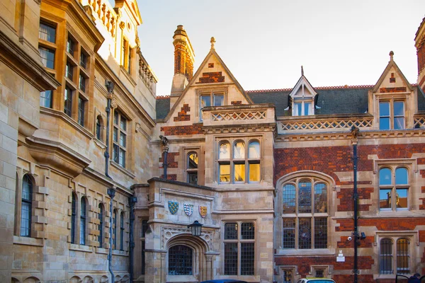 CAMBRIDGE, Reino Unido - 18 DE ENERO DE 2015: Pembroke college, University of Cambridge. El patio interior con iglesia — Foto de Stock