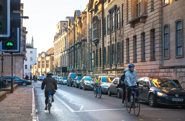 CAMBRIDGE, UK - JANUARY 18, 2015: Cambridge road and people riding bikes — Stock Photo, Image