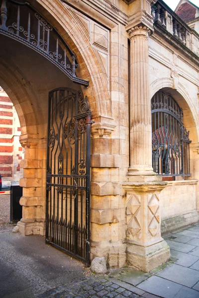 CAMBRIDGE, UK - JANUARY 18, 2015: Gates of zoological museum — Stock Photo, Image