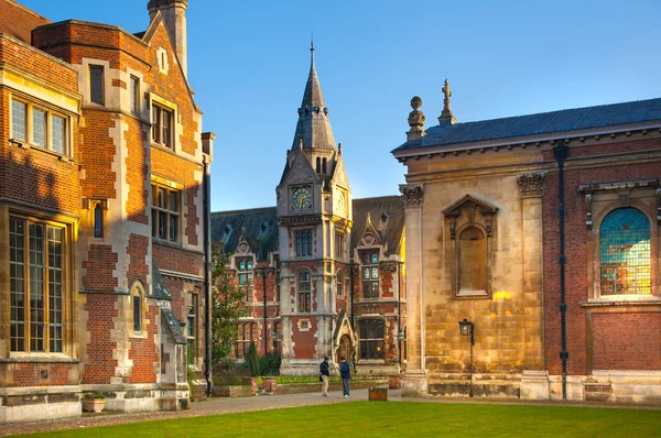CAMBRIDGE, Reino Unido - 18 de janeiro de 2015: Pembroke college, University of Cambridge. O pátio interior com igreja — Fotografia de Stock