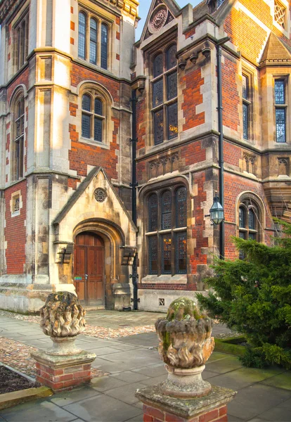 Cambridge, İngiltere - 18 Ocak 2015: Pembroke college, Cambridge Üniversitesi'nde. Kilise ile iç avlu — Stok fotoğraf