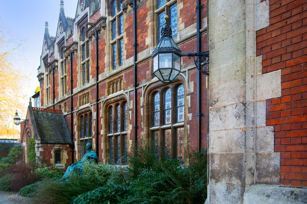 CAMBRIDGE, UK - JANUARY 18, 2015: Pembroke college, university of Cambridge. The inner courtyard with church — Stock Photo, Image