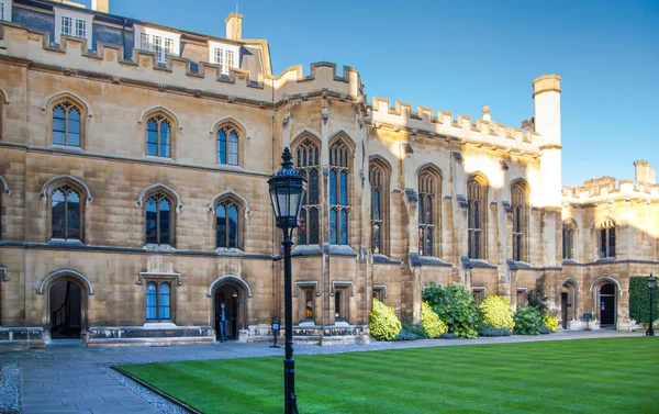 Cambridge, Velká Británie - 18 ledna 2015: Clare college nádvoří pohled — Stock fotografie