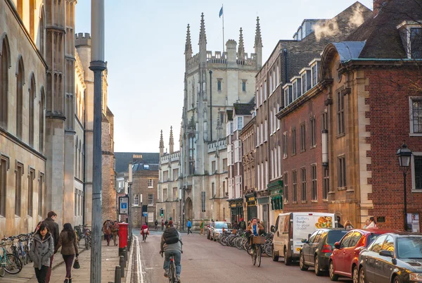 CAMBRIDGE, Yhdistynyt kuningaskunta - TAMMIKUU 18, 2015: Kuninkaan kulkuväylä, pääkatu kollaaseineen, myymälöineen ja kahviloineen — kuvapankkivalokuva