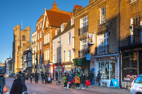 Cambridge, İngiltere - 18 Ocak 2015: Kral'ın geçit, ana caddesi kolajı, mağazalar ve kafeler ile — Stok fotoğraf