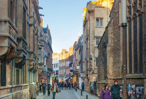 CAMBRIDGE, Regno Unito - 18 GENNAIO 2015: passaggio del Re, la strada principale con collage, negozi e caffè — Foto Stock