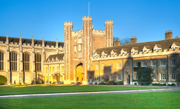 CAMBRIDGE, Reino Unido - 18 de enero de 2015: Trinity College inner yard, est. 1546 — Foto de Stock