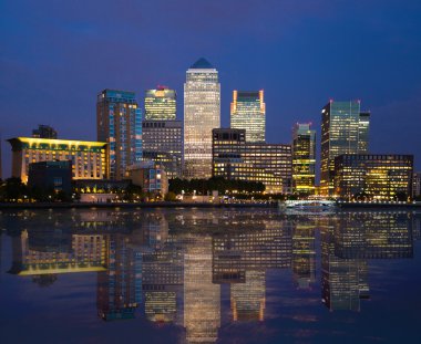 Londra, İngiltere - 17 Ekim 2014: Canary Wharf iş ve İlçe gece ışıkları bankacılık