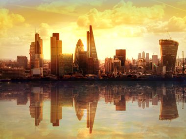 Londra günbatımı. İş modern bölgesi üzerinde göster