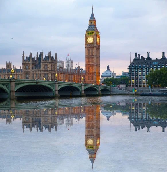 Big Ben'e ve Parlamento evlerde dusk — Stok fotoğraf