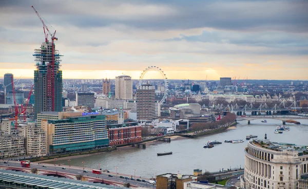 Cidade de Londres, negócios e ária bancária. Panorama de Londres ao pôr do sol. Vista da catedral de São Paulo — Fotografia de Stock