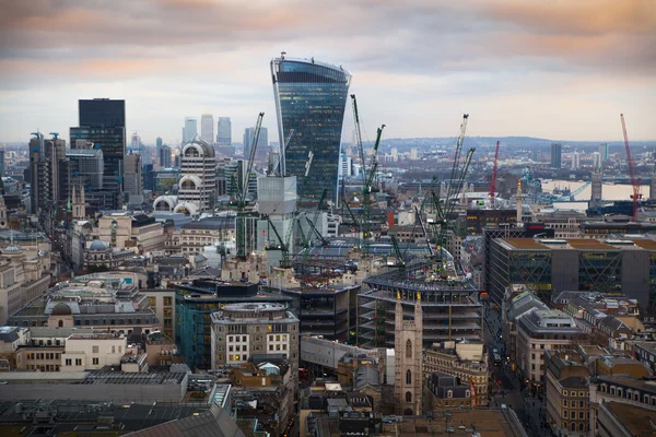 A londoni City, az üzleti és a banki aria. Londoni panoráma a naplementét. A St. Paul-katedrálisra néző — Stock Fotó