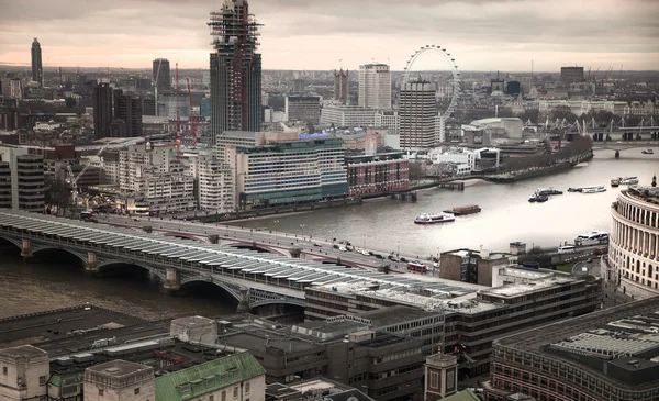 Лондонский Сити, деловые и банковские круги. Панорама Лондона на закате. Вид с катетера Святого Павла — стоковое фото