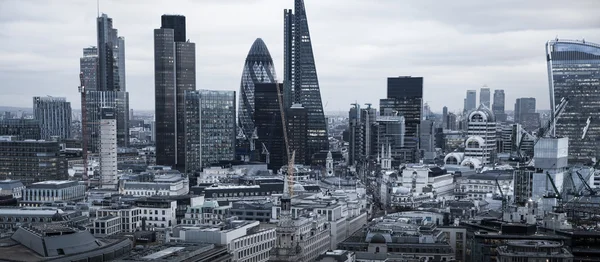 Londra şehir, iş ve bankacılık ARIA. Londra'nın panorama güneşte ayarlayın. St. Paul Katedrali görüntülemek — Stok fotoğraf