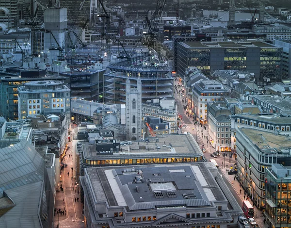 LONDRA, Regno Unito - 27 GENNAIO 2015: Strade trafficate della City di Londra al tramonto. Prime luci serali e tramonto. Panorama di Londra dalla Cattedrale di St. Paul — Foto Stock