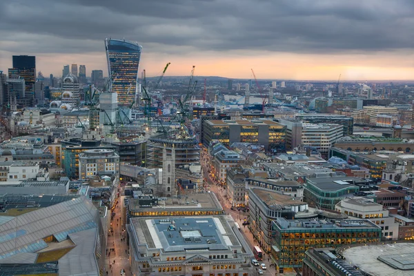 Cidade de Londres, negócios e ária bancária. Panorama de Londres ao pôr do sol. Vista da catedral de São Paulo — Fotografia de Stock