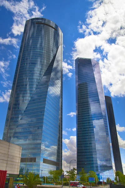 Madrid, Spanje - 22 juli 2014: Madrid stad, business-centrum, moderne wolkenkrabbers — Stockfoto