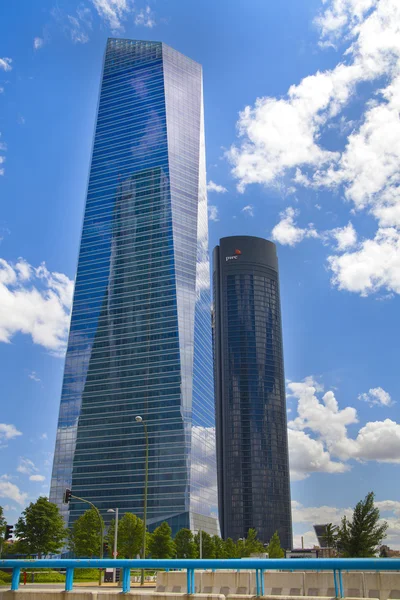 Madrid, Spanien - 22 juli 2014: Madrid stad, Businesscenter, moderna skyskrapor — Stockfoto