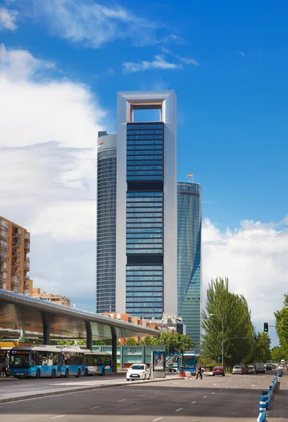 Madrid, Španělsko - 22 července 2014: Město Madrid, obchodní centrum, moderní mrakodrapy — Stock fotografie