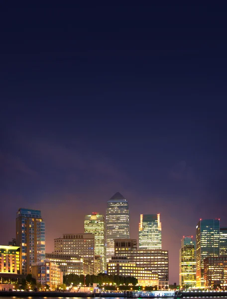 Λονδίνο, Ηνωμένο Βασίλειο - 17 Οκτωβρίου 2014: Canary Wharf επιχειρηματικές και τραπεζικές φώτα το βράδυ της συνοικία — Φωτογραφία Αρχείου
