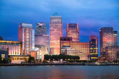 Londra, İngiltere - 17 Ekim 2014: Canary Wharf iş ve İlçe gece ışıkları bankacılık